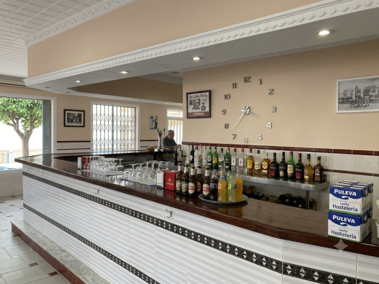 vista general de la cafeteria bar chemari