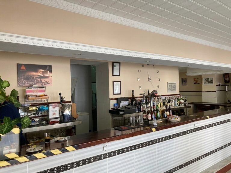 interior zona barra de la cafeteria bar chemari